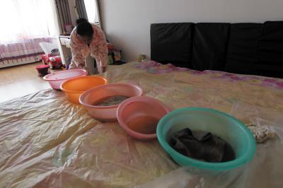 南关楼上漏水，住户失联，小区没物管，业主维权难！律师来支招……